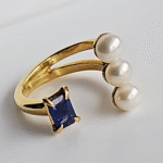 Anillo en zafiro azul y perlas naturales de río en oro de 18K