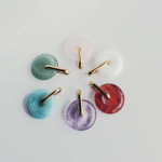 Dijes en Donas con piedras naturales con broches de oro de 18K